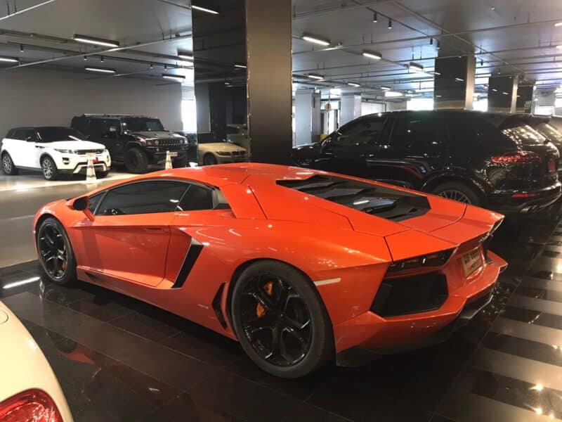 Lamborghini จอดในช่อง Supercar Parking ที่สยามพารากอน
