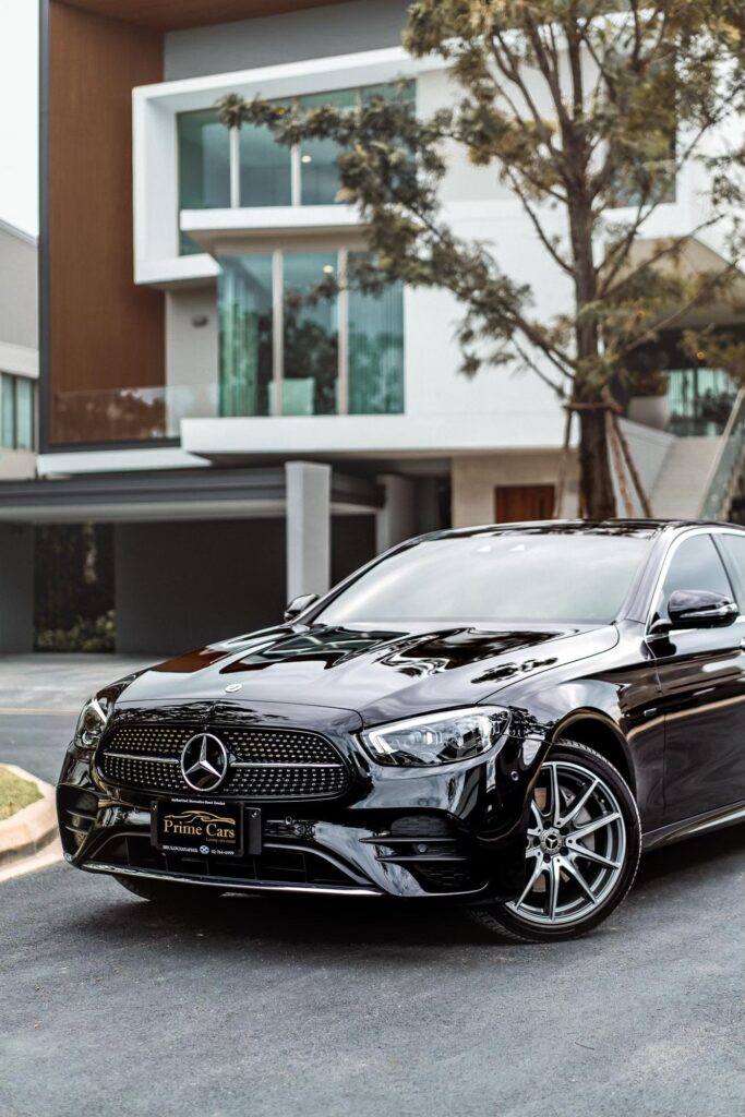 ด้านหน้าของ Mercedes-Benz E300e รุ่นใหม่