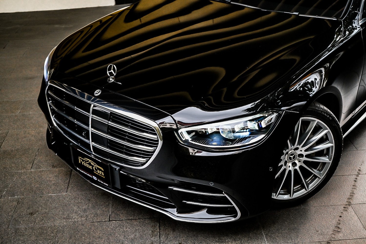 ด้านหน้าของ Mercedes Benz S 580e AMG W223 ปี 2023 