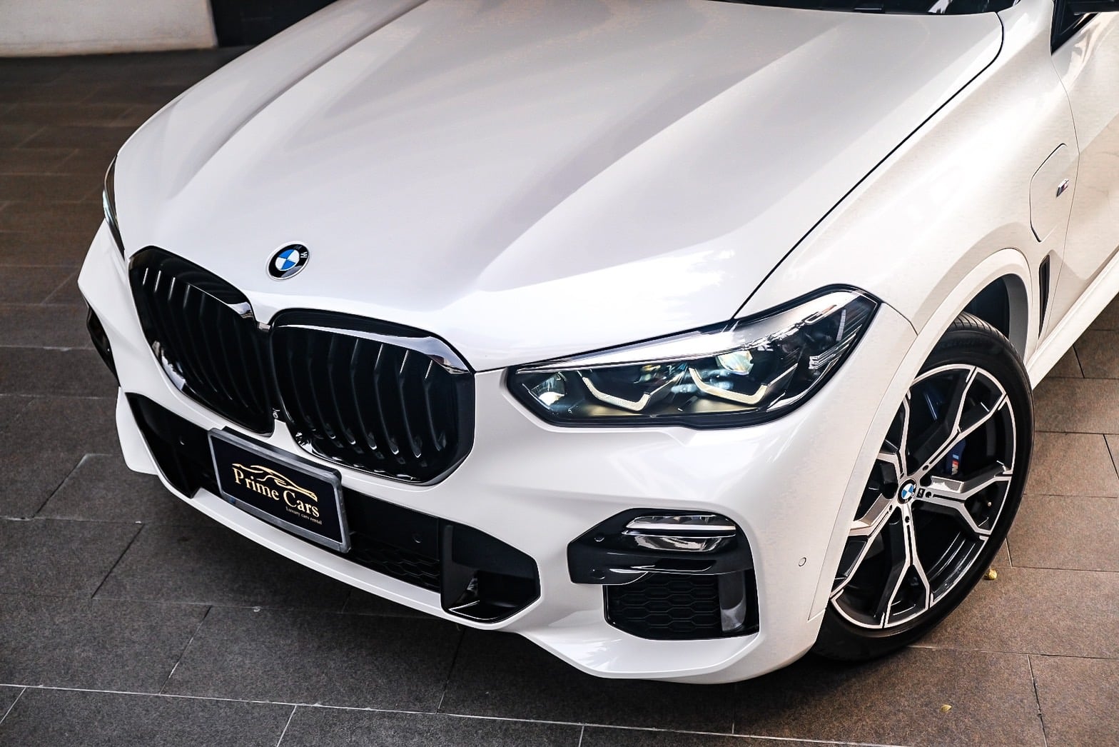 ด้านหน้าของ BMW X5 45e M Sport 2022 (G05)